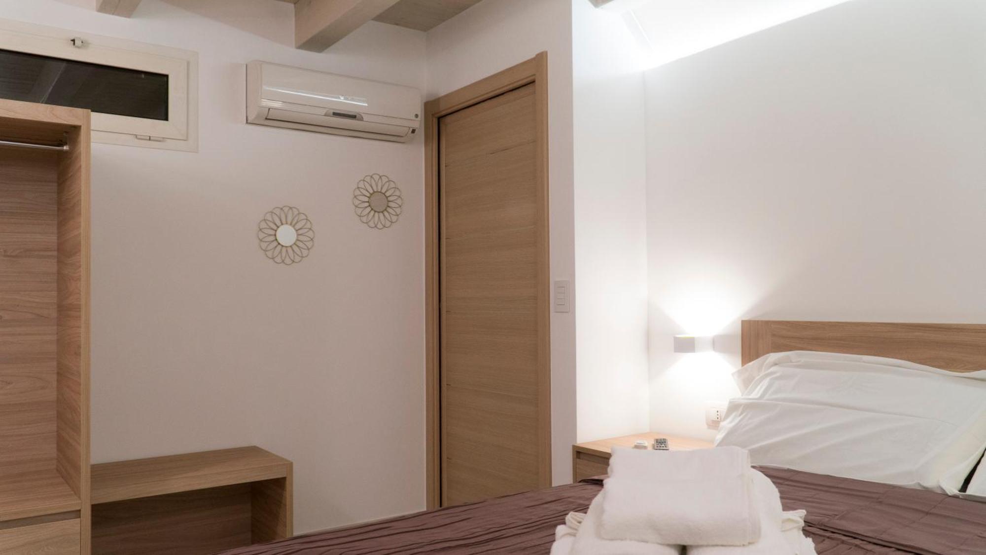 More Apartments Il Ferrarese2 Бари Стая снимка